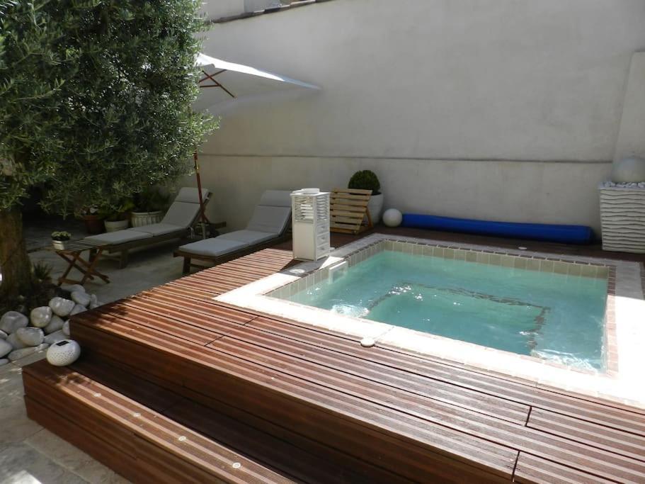 Le Maset Des Aires Avec Vue Sur Le Luberon Et Son Jacuzzi Exterieur Disponible De Juin A Mi-Septembre Maubec  Exterior foto